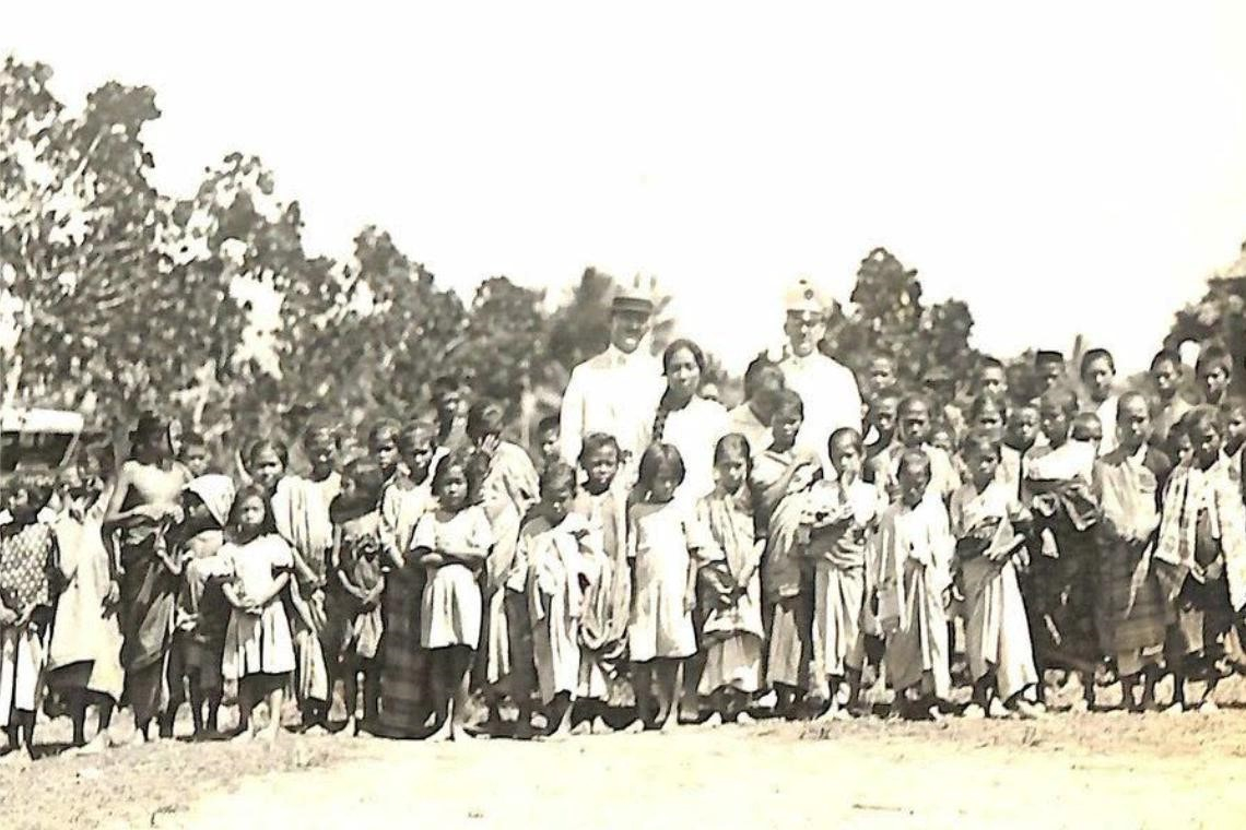 Sulu princesses teaching girls