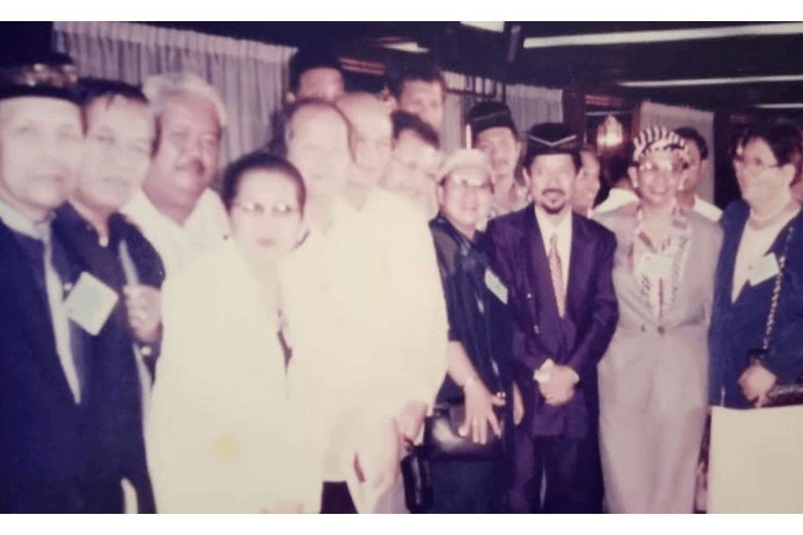 Souvenir photo in Malacanan Palace on 2 September 1996